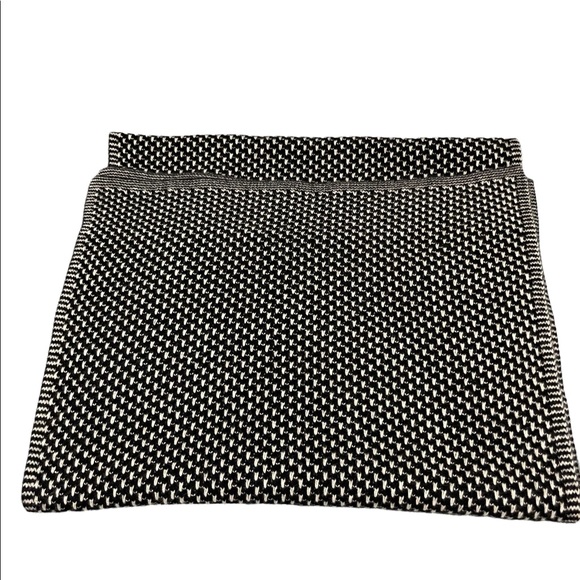 Bloomingdale’s B Cashmere Black & White Scarf - Picture 2 of 5